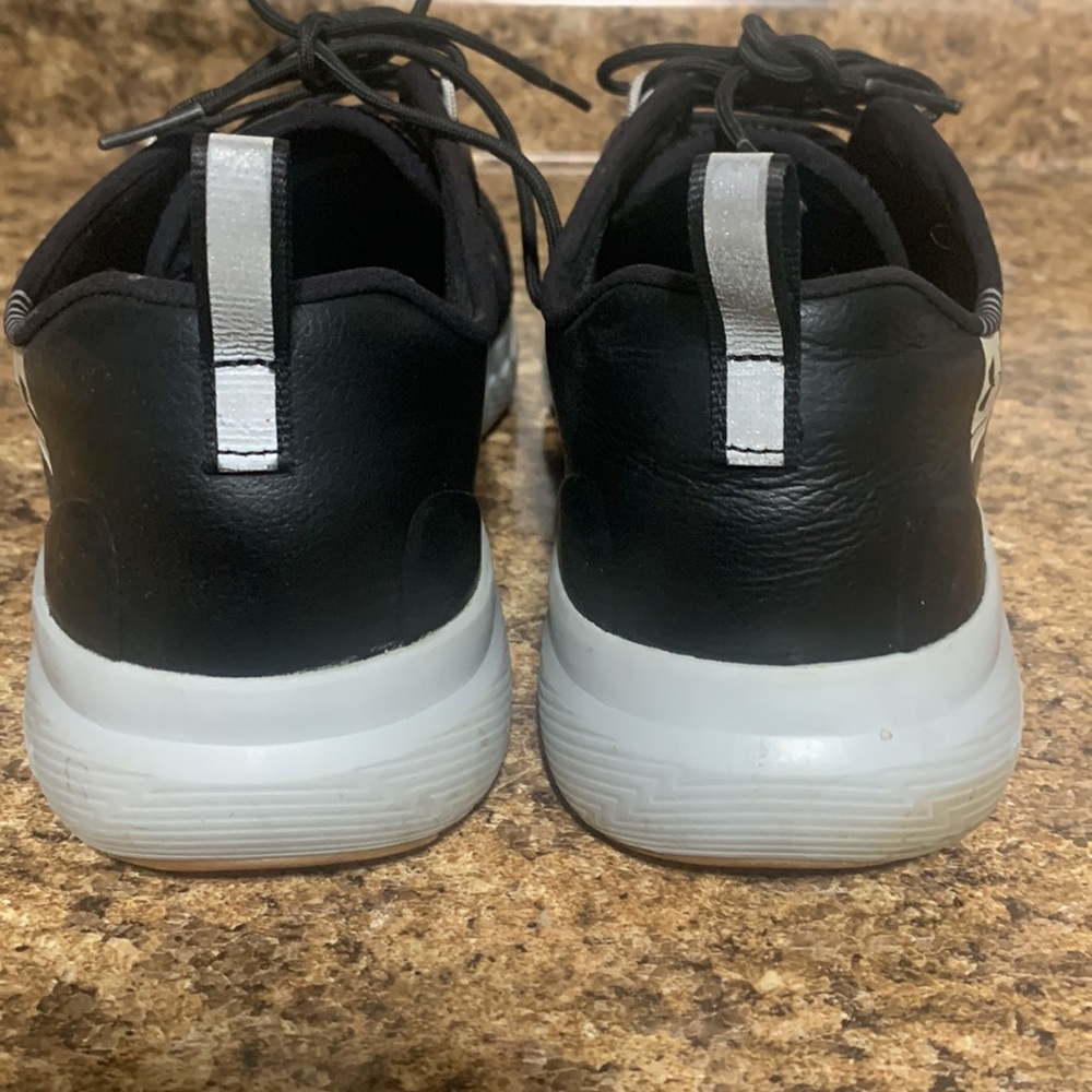 Black Men's Under Armour Shoes. Size 11 - Picture 4 of 7
